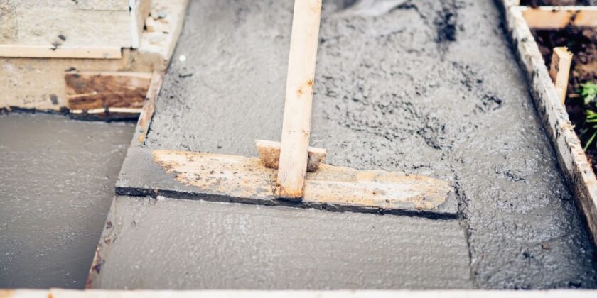 Spargere sape si placi de beton armat  