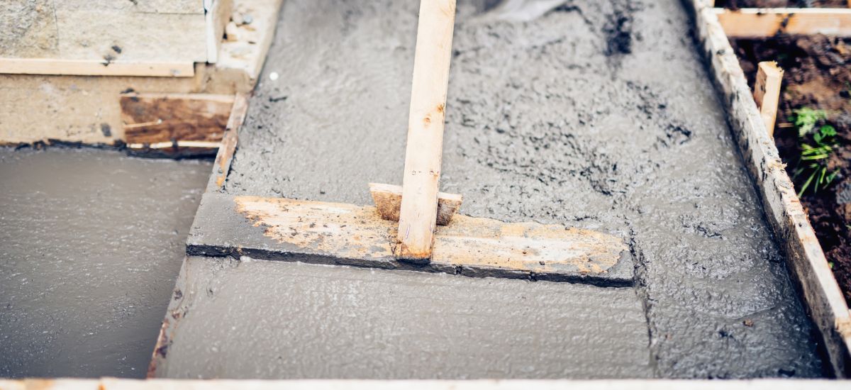 Spargere sape si placi de beton armat  